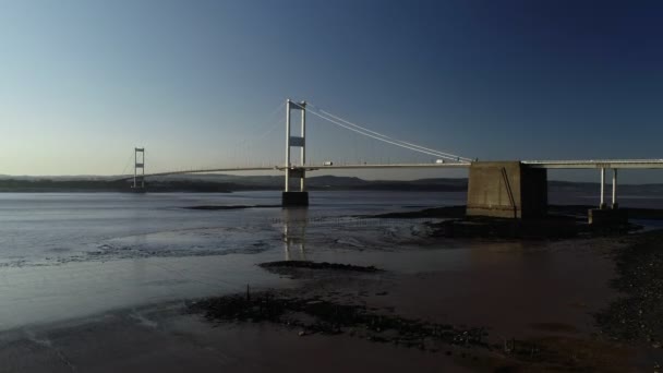 Drone Stiger Långsamt Över Flodbädden Med Full Bredd Severn Bridge — Stockvideo