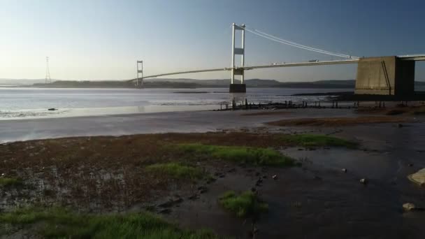 Drone Move Baixo Lento Através Margem Rio Longe Severn Bridge — Vídeo de Stock
