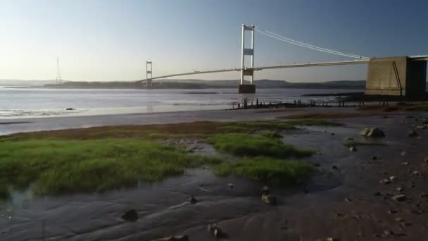 在一个美丽的春天傍晚 无人驾驶飞机在河岸上移动到一座桥上 — 图库视频影像