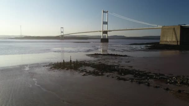 Drone Suit Bas Latéralement Dessus Rive Rivière Avec Severn Bridge — Video