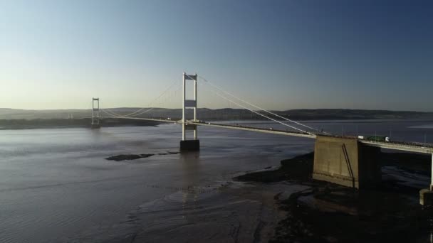 Drone Eleva Lentamente Más Alto Lado Del Puente Severn Tomado — Vídeos de Stock