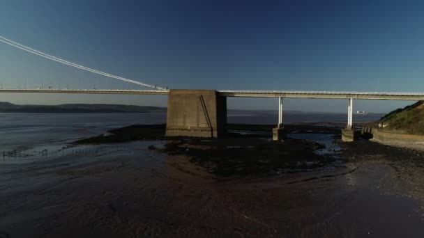 Dron Śledzi Bokiem Wznosi Się Obok Mostu Severn Piękny Wiosenny — Wideo stockowe