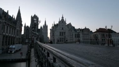 Kamera slaytlar arasında St Michael's Bridge uygulamasında Ghent parmaklıklar arkasında Taken tarihi kent ile bir bahar döneminde sabah twilight