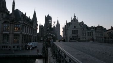 Kamera slaytlar arasında St Michael's Bridge uygulamasında Ghent parmaklıklar arkasında Taken tarihi kent ile bir bahar döneminde sabah twilight