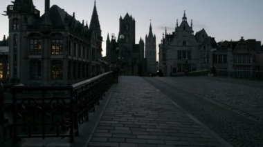 Statik görünüm Ghent eski şehir ve kilise St Michael's Köprüsü'nden. Bir bahar döneminde alınan sabah twilight