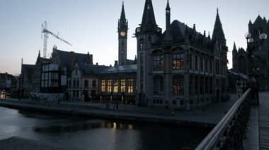 Graslei yılında Ghent, kanala eski şehir genelinde pan. Bir bahar döneminde alınan sabah twilight 