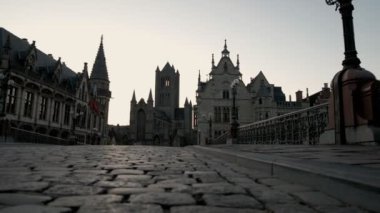 Düşük açılı slayt görüntüsünü Ghent tarihi kent merkezine ve kilise St Michael's Köprüsü'nden. Bir bahar döneminde alınan sabah twilight