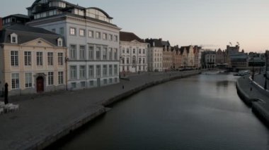 Canal adlı Graslei yılında Ghent karşısında pan. Bir bahar döneminde alınan sabah