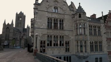 Korenmarkt güneş doğarken St Michaels Köprüsü'nden alınan Ghent içinde pan