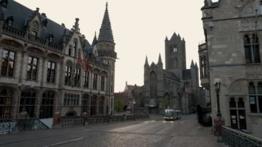 Ghent eski şehir ve kilise St Michael's Bridge bir otobüs olarak statik görünüm haçlar. Bir bahar döneminde alınan sabah twilight