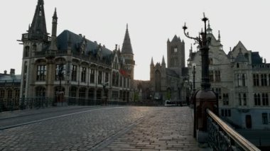 Statik görünüm Ghent eski şehir ve kilise St Michael's Bridge bir tramvay olarak geçer. Bir bahar döneminde alınan sabah