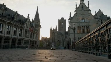 Kamera jib stil tarihi kent içinde belgili tanımlık geçmiş ile St Micheals köprü Ghent üzerinde yükselir. Şafakta alınan 