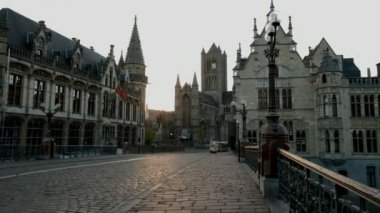 Ghent eski şehir ve kilise St Michael's Bridge bir otobüs olarak statik görünüm haçlar. Bir bahar sabahı sırasında alınan