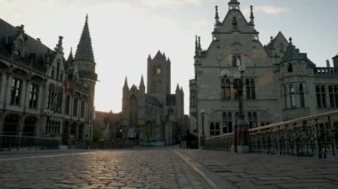 Kamera jib stil tarihi kent içinde belgili tanımlık geçmiş ile St Micheals köprü Ghent üzerinde yükselir. Şafakta alınan 