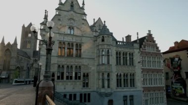 Korenmarkt bir tramvay geçerken güneş doğarken St Michaels Köprüsü'nden alınan Ghent içinde pan