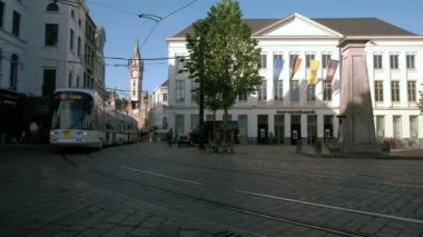 Bir tramvay geçerken kamera Groentemarkt Gent tarzda jib yükselir. Korenmarkt arka planda görülür 