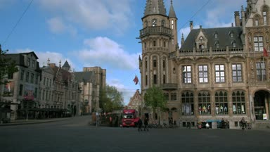 Pan tarihi Postane ve erken bir bahar sabahı alınan Korenmarkt, Ghent, kulede 