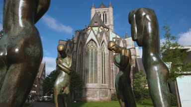 Geçmişte De Fontein der Geknielden yılında Ghent St Nicholas kilisenin arkasında ile kamera yükselir 