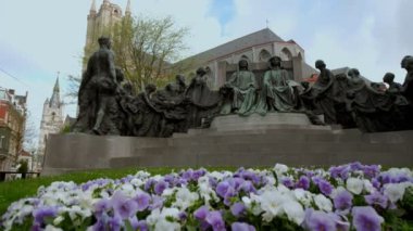 Çiçekler bir heykel ile Sint-Baafskathedraal Ghent Belçika geçmiş üzerinden kamera yükselir