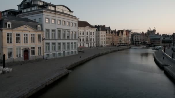 Graslei 在根特的运河对岸 在春天的清晨日出时拍摄的 — 图库视频影像