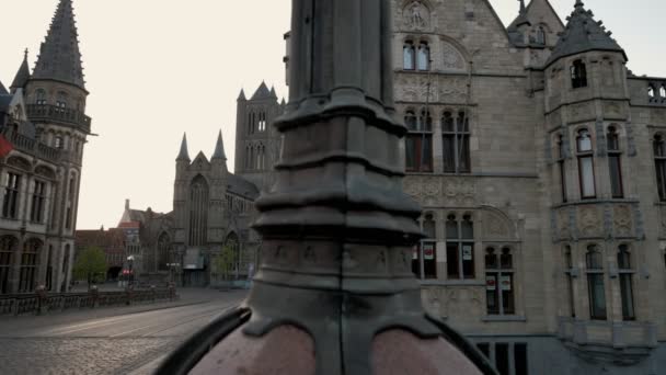 Caméra Glisse Derrière Lampadaire Pour Révéler Korenmarkt Dans Vieille Ville — Video