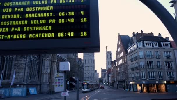 Camera Afdaalt Uit Elektronische Vervoer Weergave Naar Een Tram Rijden — Stockvideo