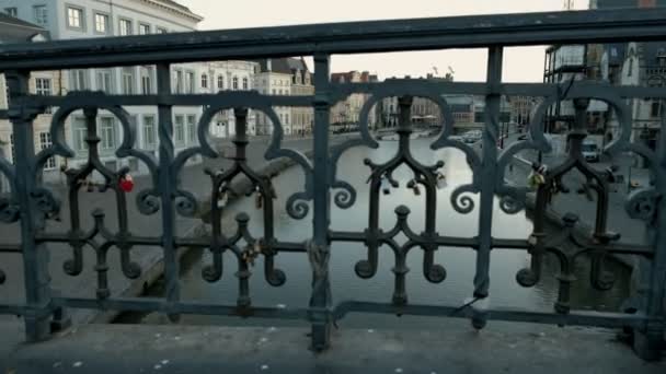 Camera Stijgt Achter Balustrades Giek Stijl Onthullen Van Graslei Gent — Stockvideo