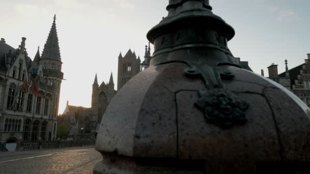 Fotoaparát snímky zpoza kandelábr odhalit náměstí Korenmarkt v historickém starém městě. Převzaty z St Michaels Most při východu slunce