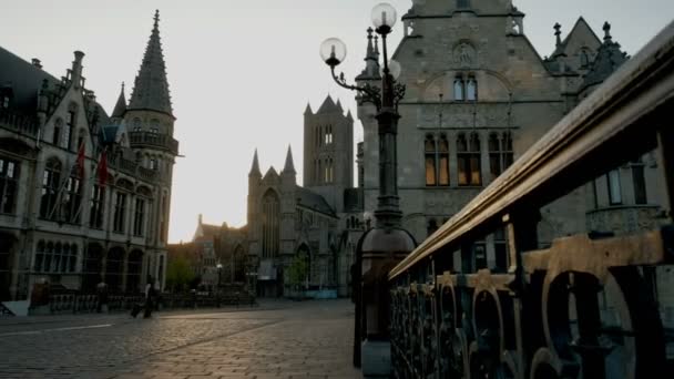 Camera Stijgt Jib Stijl Micheals Brug Ghent Met Historische Binnenstad — Stockvideo