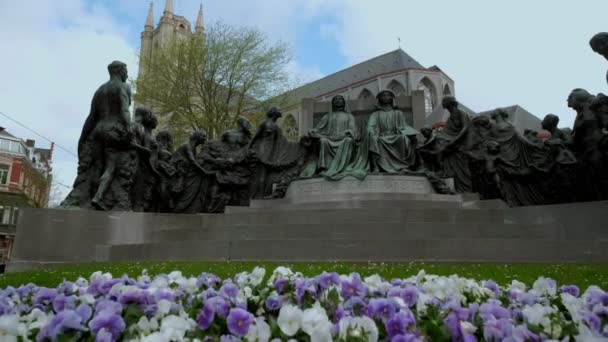 Caméra Lève Fleurs Devant Une Statue Avec Sint Baafskathedraal Derrière — Video