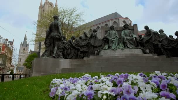 Kameran Bilder Tidigare Blommor Och Statyn Med Sint Baafskathedraal Bakom — Stockvideo