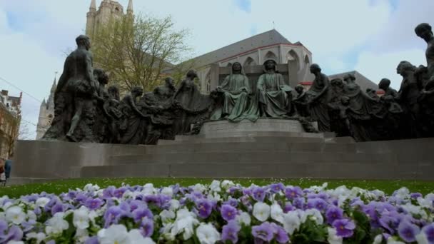 Camera Dia Langs Bloemen Standbeeld Met Sint Baafskathedraal Achter Gent — Stockvideo