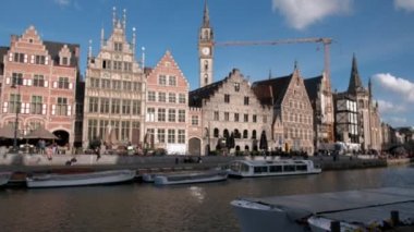 Leie kanal ve Ghent, Belçika Graslei pan. Bir bahar akşamı güneş zevk kalabalık ile alınan.