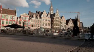 Kamera Grasbrug köprü Ghent erken bir bahar akşamı geçiş bisikletçiler göstermek için flok stil yükselir. Graslei arka planda olduğunu