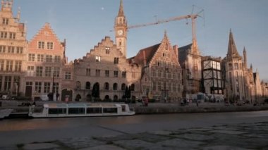Kamera slaytlar, düşük Leie kanal ve Graslei Gent, Belçika ile arka planda seviye. Bir bahar akşamı Altın ışık ile binalar üzerinde alınan.