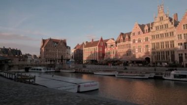 Leie kanal ve Ghent, Belçika Graslei pan. Bir bahar akşamı Altın ışık ile binalar üzerinde alınan.