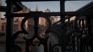 Kamera ile tarihi kent Taken arkasında Ghent St Michael's Köprüsü parmaklıklar arkasından bir ilkbahar geç akşam binalar üzerinde altın ışık ile yükselir