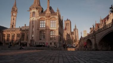 Kamera jib tarzı Leie kanal ve Graslei Gent, Belçika üzerinde yükselir. Bir ilkbahar geç akşam arka planda eski şehir ile St Michaels köprü yanında alınan