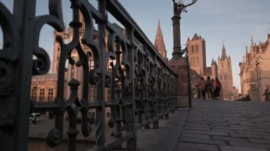 Kamera jib stil tarihi kent içinde belgili tanımlık geçmiş ile St Micheals köprü Ghent üzerinde yükselir. Turistler köprüyü geç günbatımında çekilen 