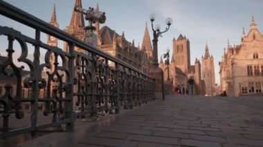 Kamera jib stil tarihi kent içinde belgili tanımlık geçmiş ile St Micheals köprü Ghent üzerinde yükselir. Turistler köprüyü geç günbatımında çekilen 