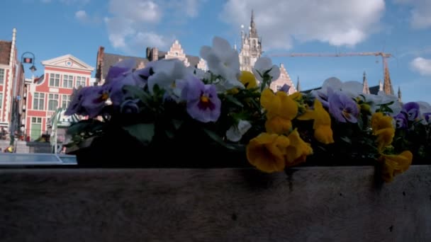 照相机上升臂样式在花之后显露 Leie 运河和 Graslei 在根特 比利时 在一个春天的傍晚 人群享受着阳光 — 图库视频影像