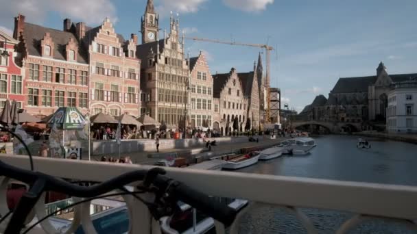 Kamera Gleitet Über Fahrrad Auf Grasbrug Leie Kanal Und Graslei — Stockvideo