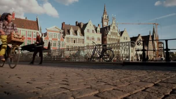 Camera Stijgt Jib Stijl Zodat Fietsers Kruising Grasbrug Brug Gent — Stockvideo