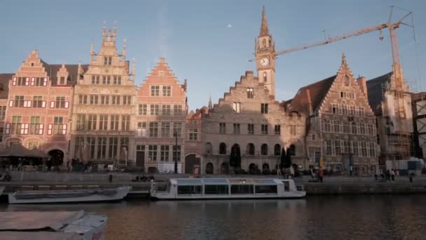 Kamera Steigt Jib Stil Über Leie Kanal Und Graslei Gent — Stockvideo