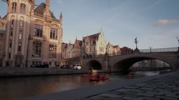 Kanocu Altında Leie Kanalda Geçerken Kamera Jib Stil Ghent Bridge — Stok video