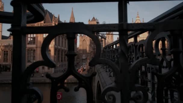 Die Kamera Erhebt Sich Hinter Dem Geländer Der Brücke Von — Stockvideo