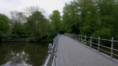 Minnewater, Brugge, Belçika bir sakin bahar sabahı Minnewaterbrug üzerinden kamera tavalar. 
