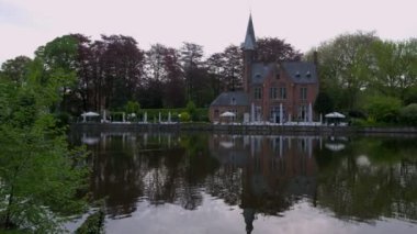 Minnewater ve Kasteel, Brugge, Belçika bir sakin bahar sabahı statik klip.