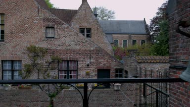 Dansa manastır Brugge, Belçika için Kamera tava sakin bahar sabahı-bir Bell. 