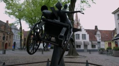 Bruges Walplein meydanında arka planda ufuk geleneksel evleriyle heykelinin arkasında kamera slaytlar
